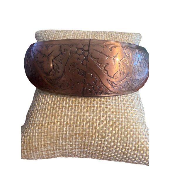 Vintage Brass Embossed Grape Vine Artisan Bangle Bracelet 1" Wide Estate 8" - Picture 3 of 5